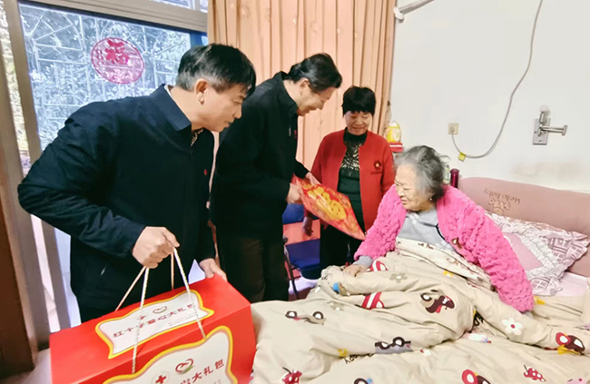 市紅十字會(huì)領(lǐng)導(dǎo)（左一、左二）走進(jìn)困難家庭，送上新春大禮包和祝福慰問(wèn)。林林?jǐn)z