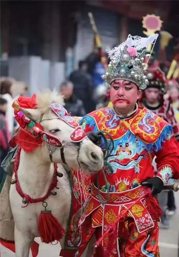 盛妝巡游。錢小燕攝