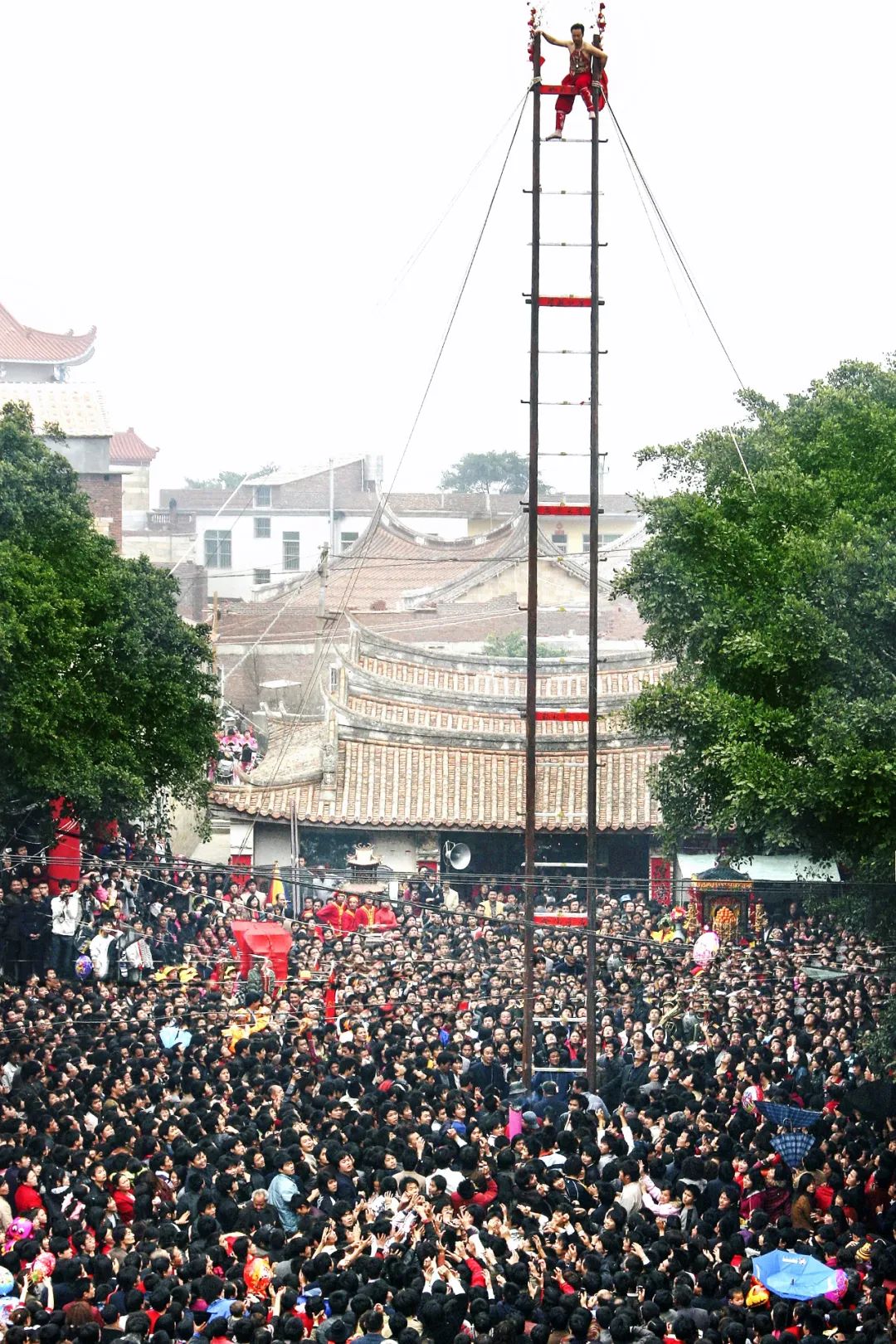 撒銅錢。陳英攝