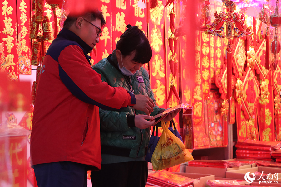 2024年1月17日，市民在泉州古城一家年貨店內(nèi)選購過年用品。人民網(wǎng) 黃東儀攝