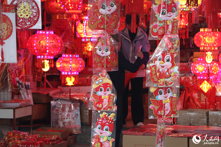 2024年1月17日，市民在泉州古城一家年貨店中采購。人民網(wǎng) 黃東儀攝