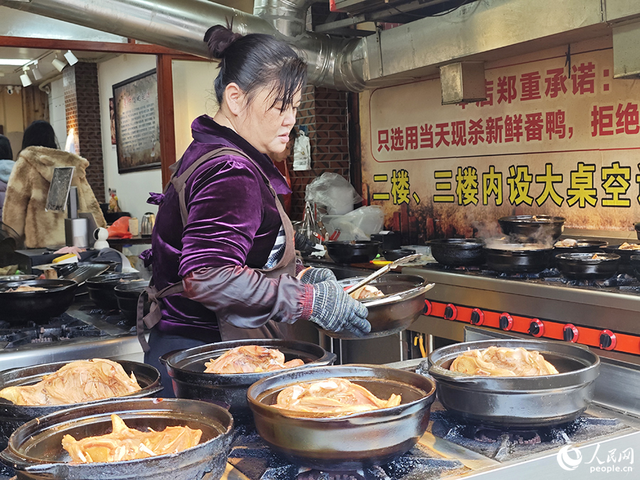 姜母鴨帶有暖意的味道隔老遠就能聞到。人民網(wǎng) 黃東儀攝