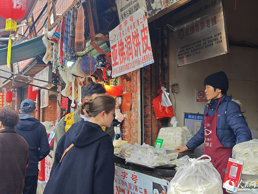 西街上的潤餅皮店。人民網(wǎng) 黃東儀攝
