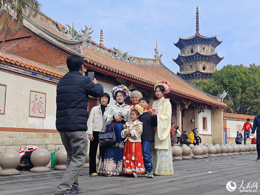 游客們在開元寺門口合影。人民網(wǎng) 黃東儀攝