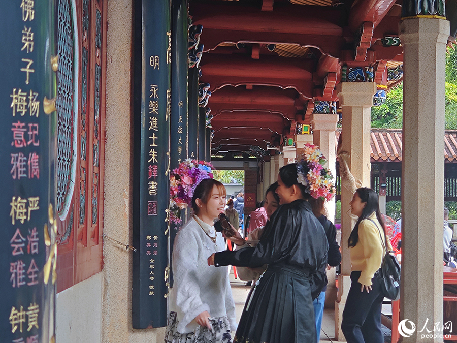 開元寺殿宇外的木質(zhì)長廊結(jié)構(gòu)精美。人民網(wǎng) 黃東儀攝