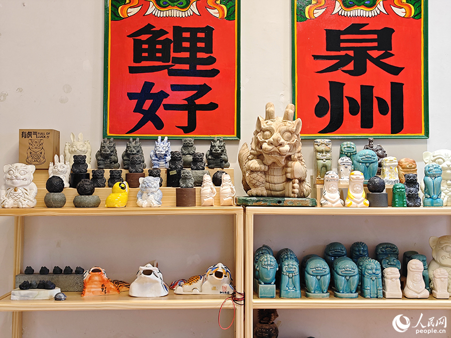 西街文創(chuàng)商店一角。人民網(wǎng) 黃東儀攝