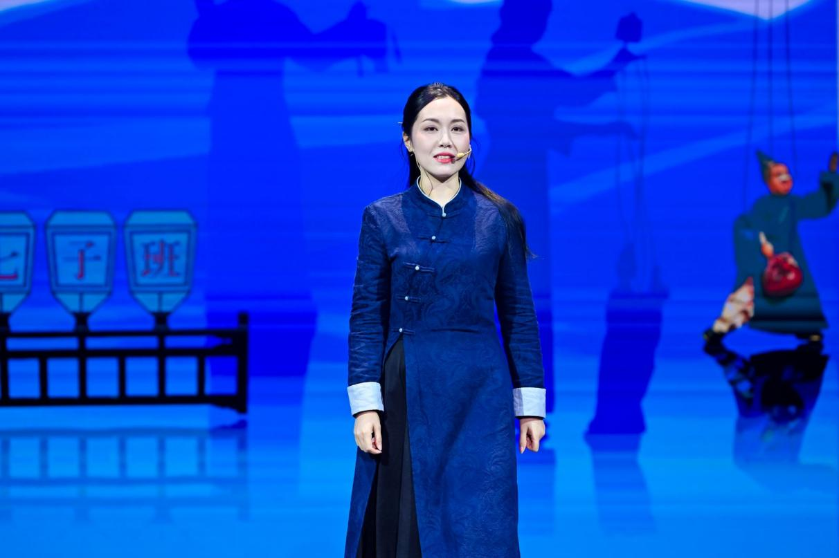 泉州市提線木偶戲傳承保護(hù)中心演員蔡思雅現(xiàn)場講述。泉州廣播電視臺供圖