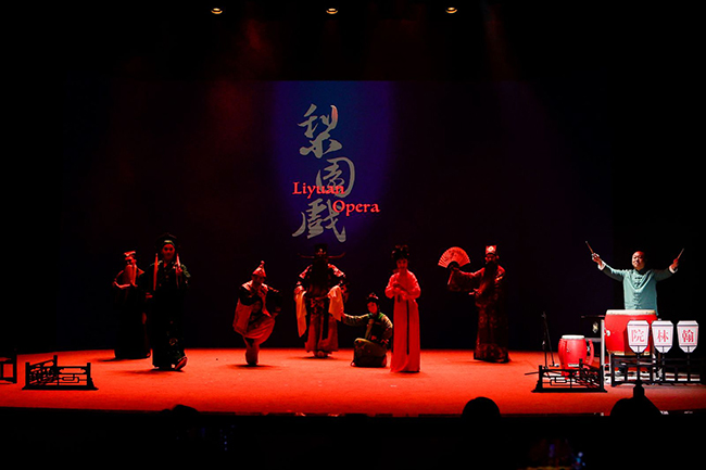 生旦凈末丑外貼七位梨園戲演員在舞臺亮相。泉州廣播電視臺供圖