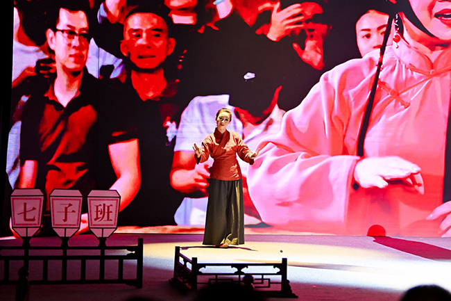 旦行演員根據(jù)嘉賓講述內(nèi)容同臺展示梨園戲基本表演程式十八步科母。泉州廣播電視臺供圖