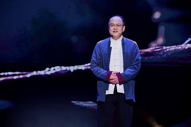 “閩南傳統(tǒng)民居營造技藝”國家級非遺項目代表性傳承人蔣欽全現(xiàn)場講述。泉州廣播電視臺供圖