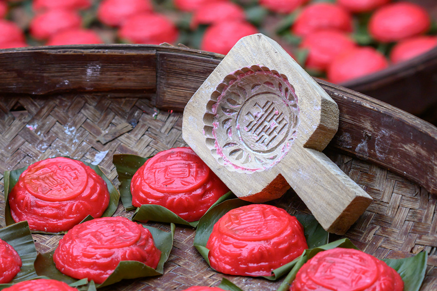 蒸熟的紅團顯出鮮艷的“新年紅”。蔡昊攝