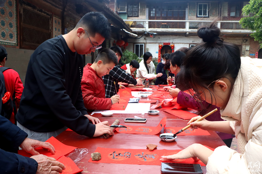 年輕人們手寫春聯(lián)迎新年。人民網(wǎng)記者 林盈攝