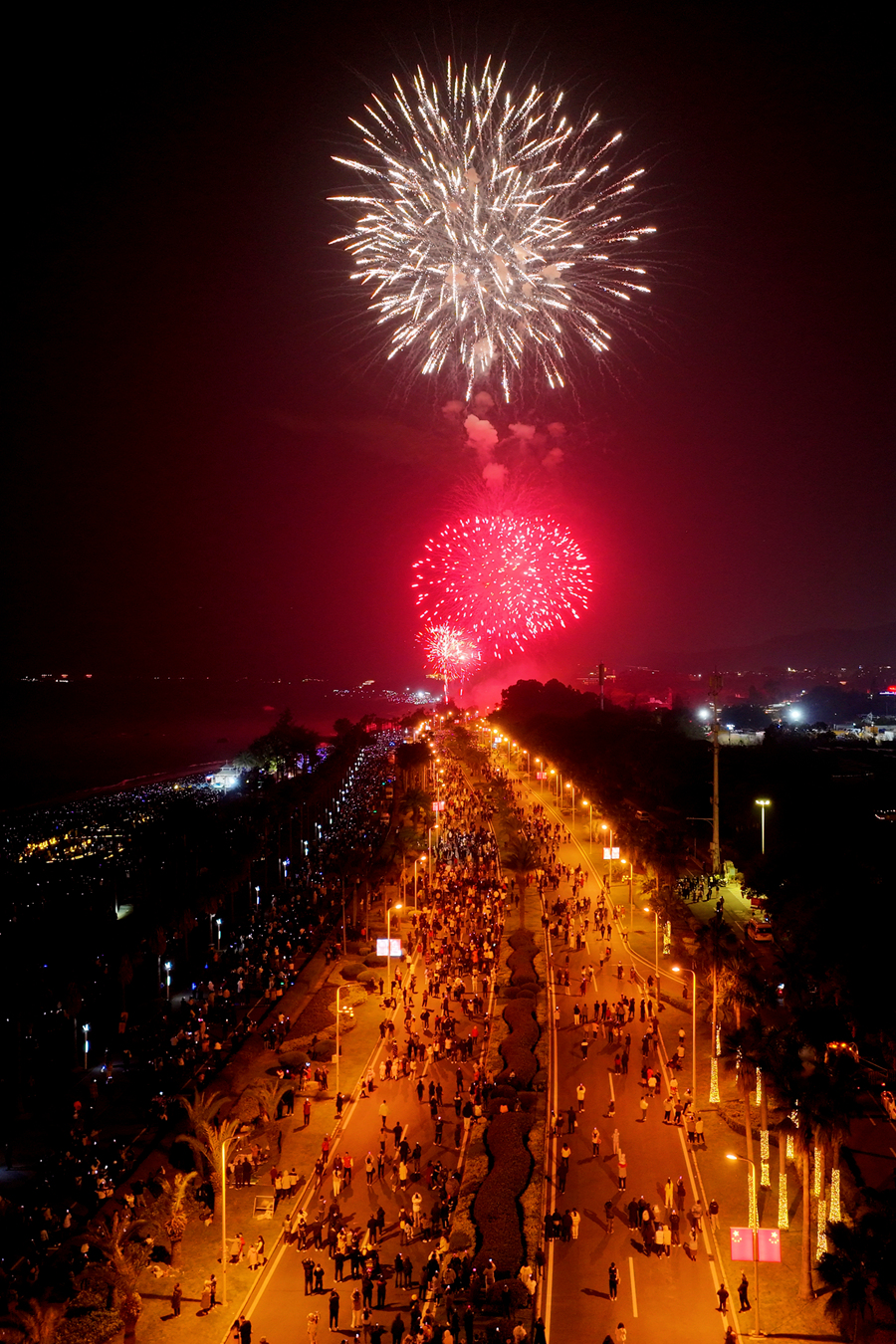 10日晚，七萬余發(fā)璀璨焰火分別從廈門環(huán)島路黃厝海灘、小金門海灘騰空而起，照亮海峽兩岸的新年夜空。許秋珩攝