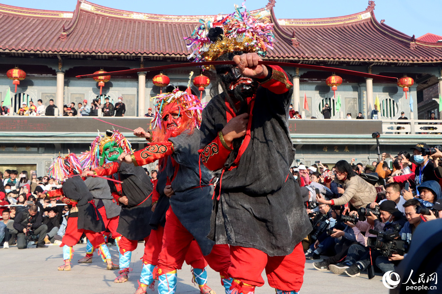 皂隸舞表演在當(dāng)?shù)匾延衅甙儆嗄隁v史。人民網(wǎng)記者 林盈攝