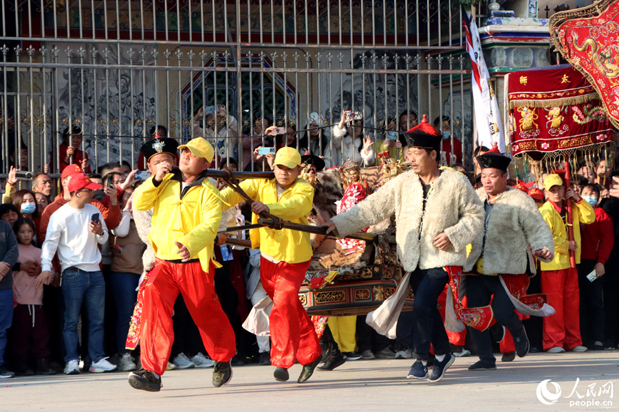 皂隸舞與“行儺”表演是當(dāng)?shù)刂拿袼谆顒?dòng)。人民網(wǎng)記者 林盈攝