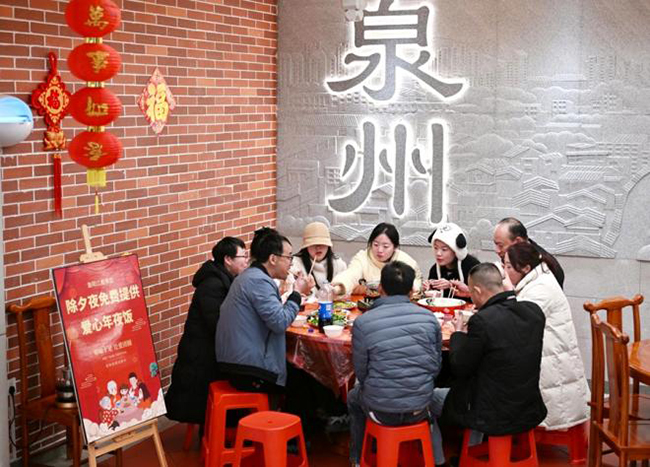 全省高速服務(wù)區(qū)為司乘人員免費提供當(dāng)?shù)丶页Ｄ暌癸垺８＝ㄊ〗煌ㄟ\輸廳供圖