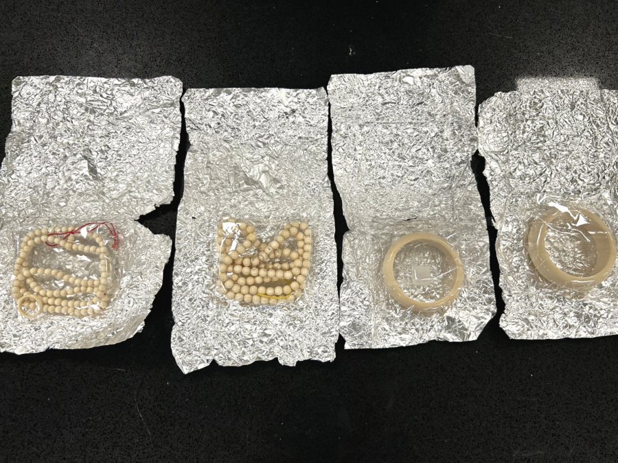 廈門海關(guān)查獲的手鐲、項(xiàng)鏈等象牙制品。張家倩攝
