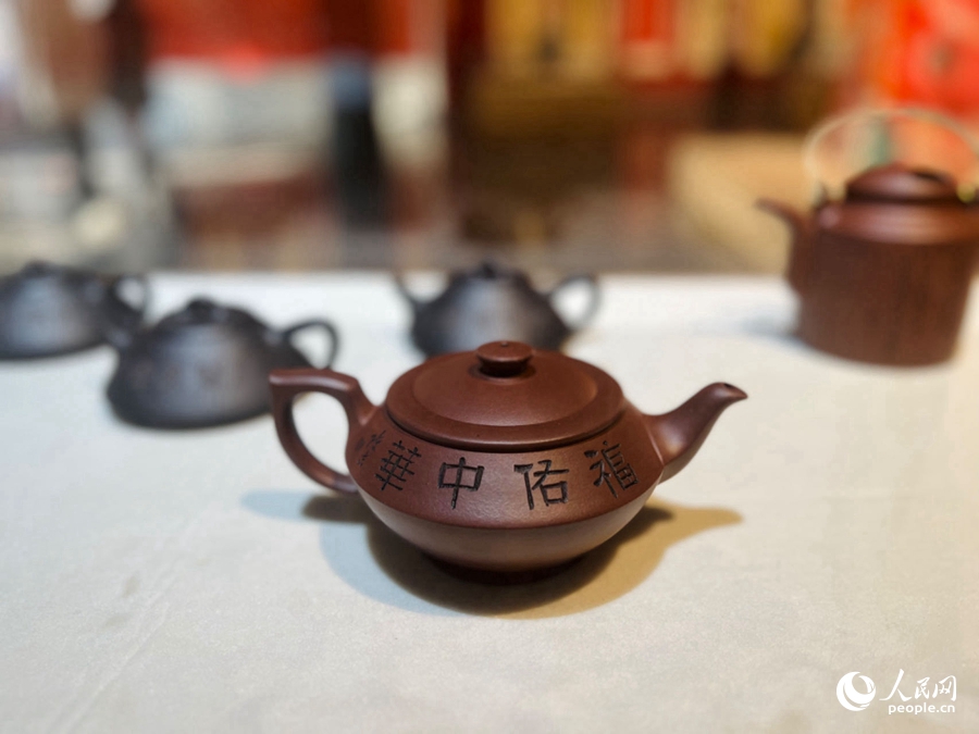 陳吉書法作品融合紫砂壺的文創(chuàng)產(chǎn)品。人民網(wǎng) 陳歡歡攝