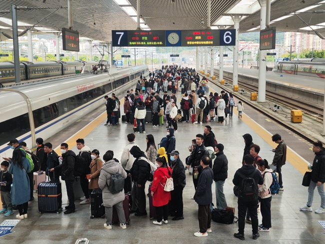 福州站旅客在站臺排隊候車。 韓毅 攝.jpg