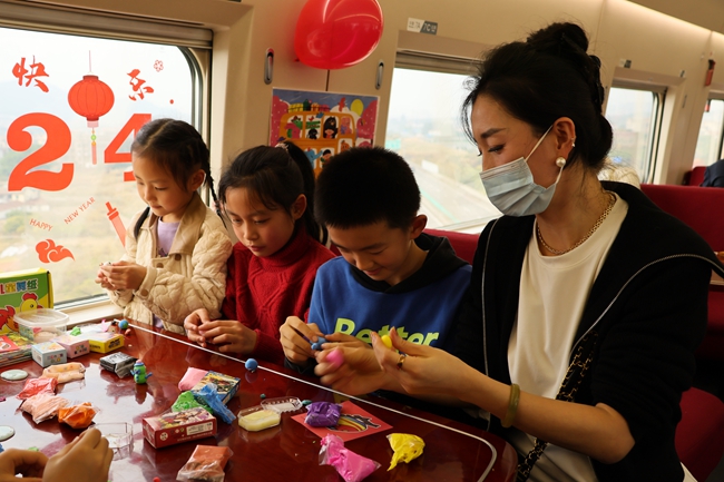 高鐵列車上，家長帶孩子在”遛娃艙“玩玩具。陳月 攝.jpg
