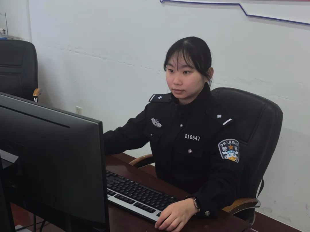 許志潔在研判案件線索。新羅公安供圖