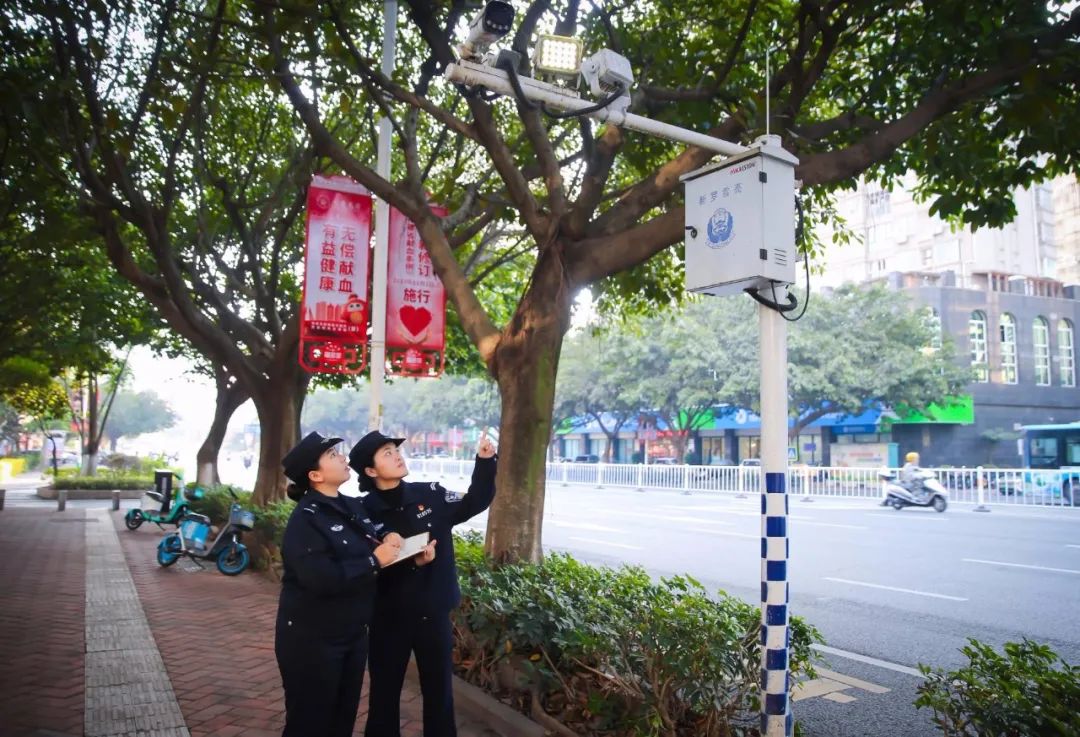 央宗（左）在戶外進(jìn)行調(diào)查走訪。新羅公安供圖