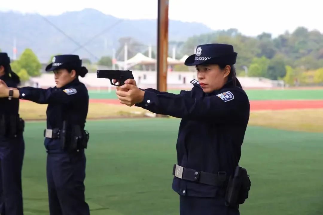 黃秀華參加警務(wù)技能訓(xùn)練。新羅公安供圖