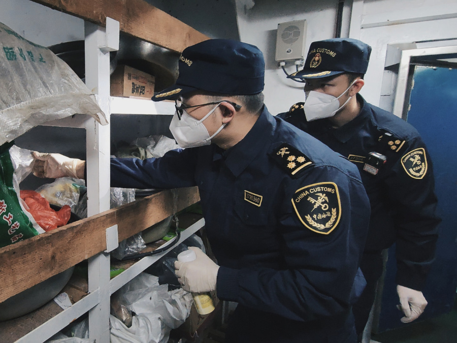 海關關員在漁船食品儲藏間等區(qū)域檢查。鄭伯堅攝