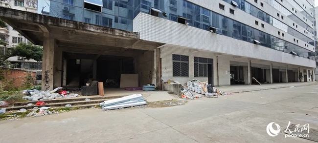 辦公樓處于毛坯狀態(tài)，部分外墻玻璃已經(jīng)破損。人民網(wǎng)記者 張子劍攝于2023年12月