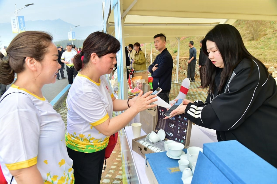 購買農(nóng)特產(chǎn)品。陳懷斯攝