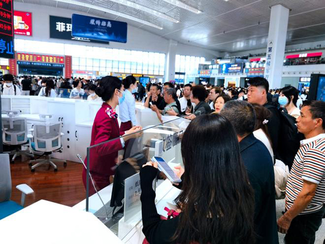 福州火車站開行始發(fā)和經(jīng)停旅客列車大面積晚點。江曲攝
