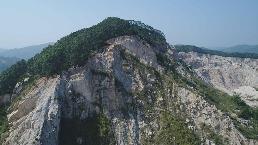 漳州臺商投資區(qū)獅山-周福廢棄礦山修復(fù)前，巖層裸露。漳州臺商投資區(qū)自然資源局供圖