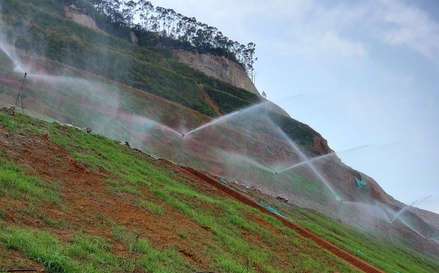 獅山-周福廢棄礦山邊坡綠化主要采用噴播植草，從而提高植被存活率、覆蓋率。漳州臺(tái)商投資區(qū)自然資源局供圖
