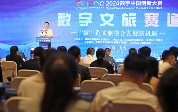 龍巖市人民政府副市長詹崇仁在頒獎現(xiàn)場致辭
