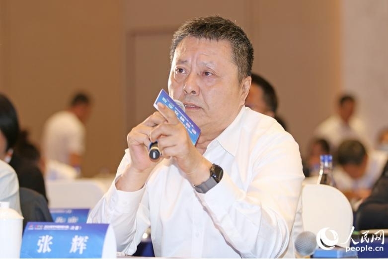 張輝在數(shù)字文旅賽道決賽時(shí)進(jìn)行提問(wèn)。人民網(wǎng) 李昌乾攝