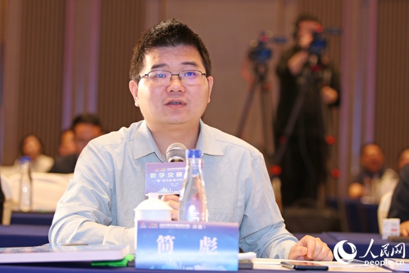 簡(jiǎn)彪在數(shù)字文旅賽道決賽時(shí)進(jìn)行提問(wèn)。人民網(wǎng) 李昌乾攝