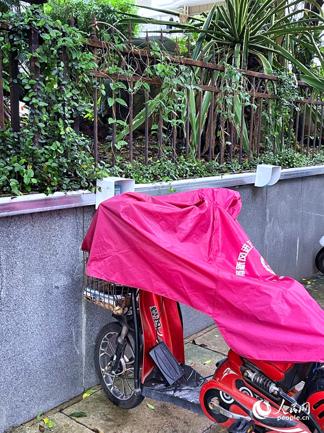 福州市鼓樓區(qū)五鳳山莊三期13號樓前設(shè)置了簡易充電設(shè)備。人民網(wǎng) 劉寶琴攝