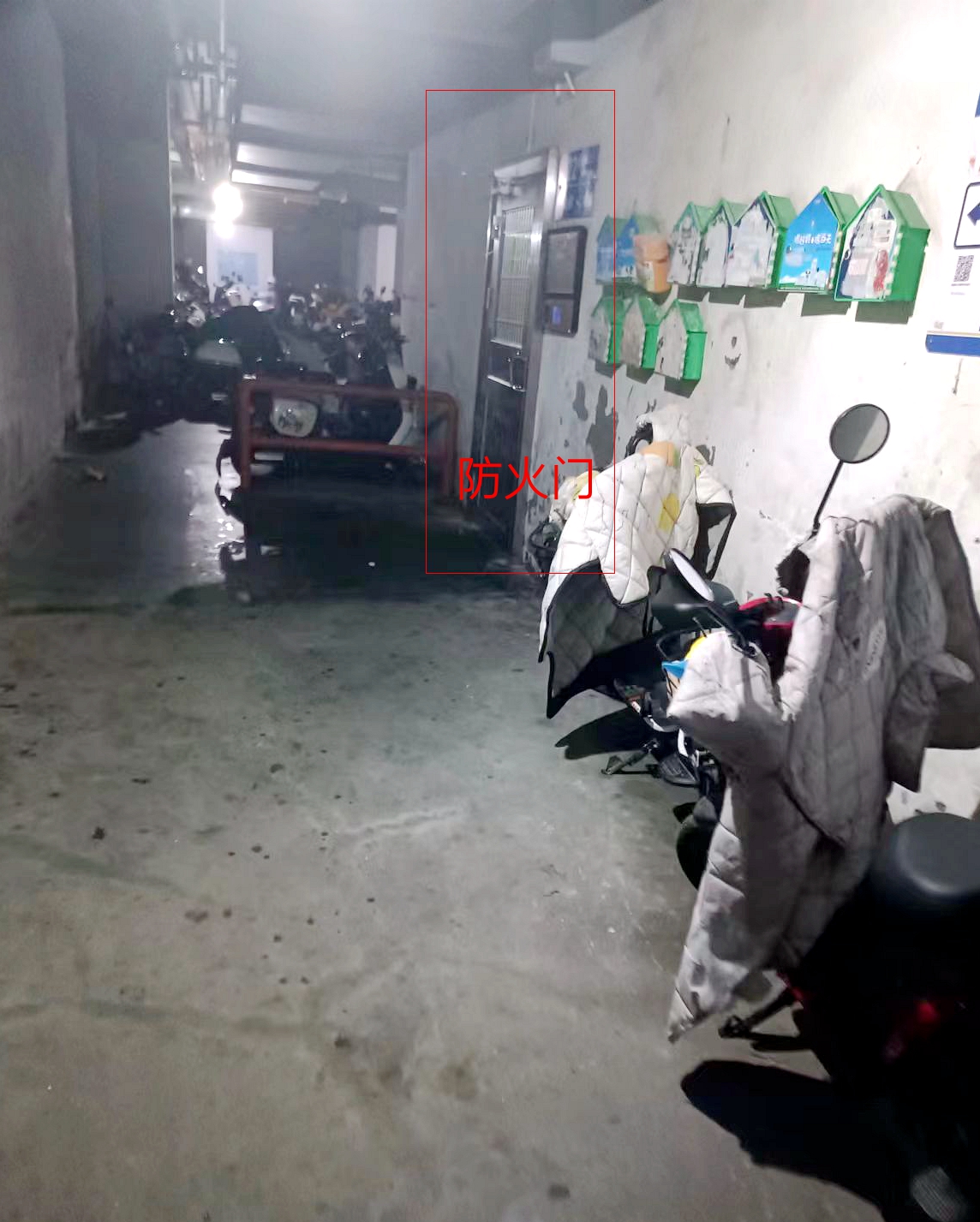 在禹洲大學(xué)城小區(qū)地下車庫，電動自行車停放不規(guī)范，“防火門”沒有防火功能。小區(qū)業(yè)主供圖