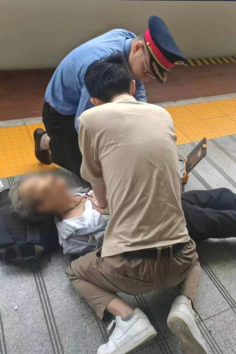 楊廷舜實(shí)施心肺復(fù)蘇。受訪者供圖