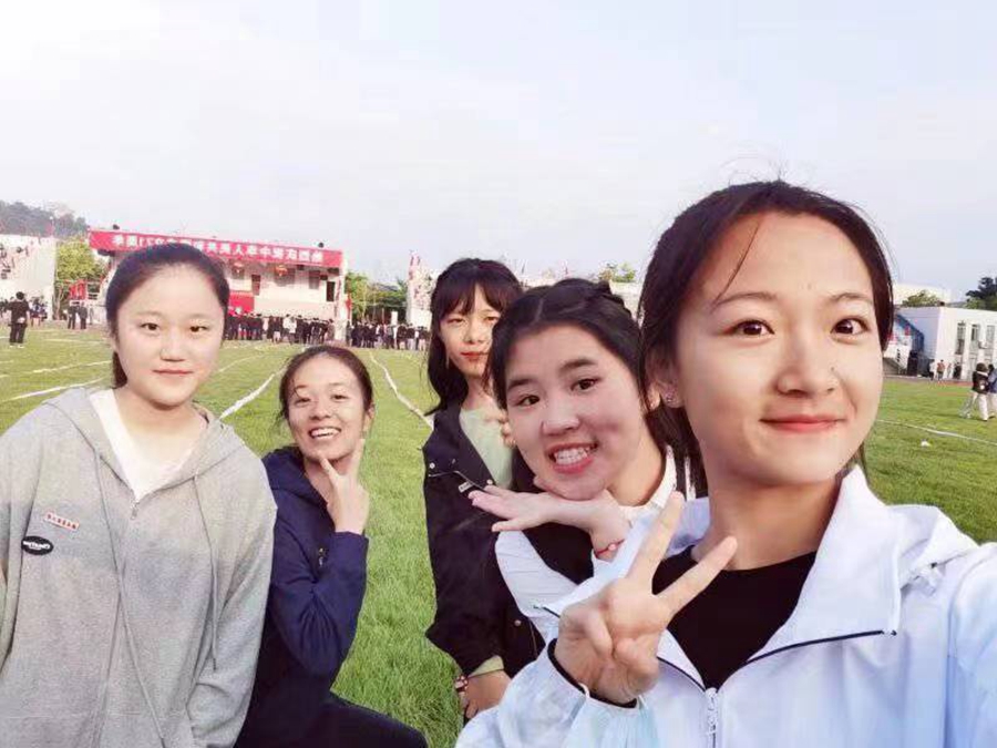 宿舍成員們在操場上合影。劉媛供圖