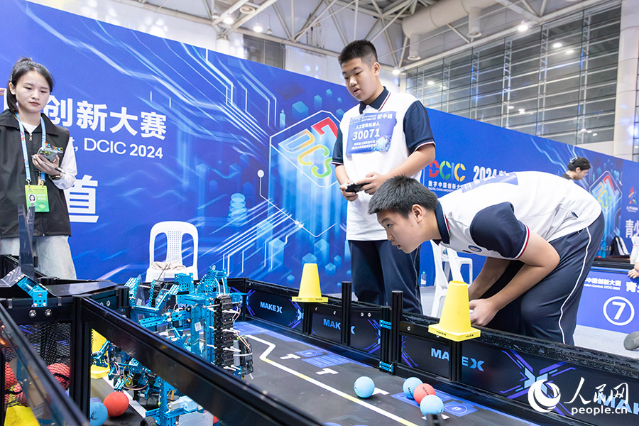 2024數(shù)字中國(guó)創(chuàng)新大賽青少年AI機(jī)器人賽道決賽在福建福州舉行。人民網(wǎng)記者 焦艷攝