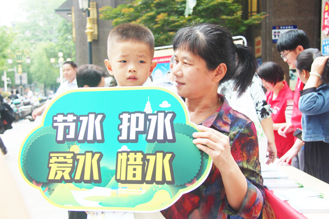 瓊河社區(qū)居民參與節(jié)水治水科普宣傳。