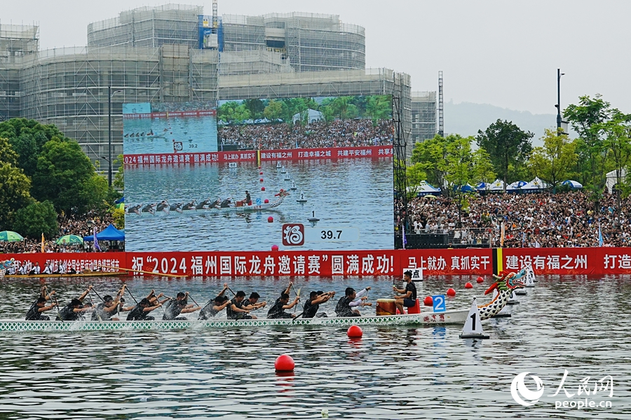 臨近終點(diǎn)，選手們奮力沖刺。實(shí)習(xí)生薛慧攝