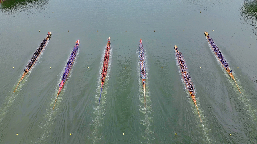福州國(guó)際龍舟邀請(qǐng)賽上，選手們乘風(fēng)破浪、齊心協(xié)力。福州廣播電視臺(tái)供圖