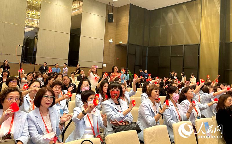 兩岸姐妹同唱海峽婦女論壇主題曲《為家歡歌》。人民網(wǎng) 劉寶琴攝