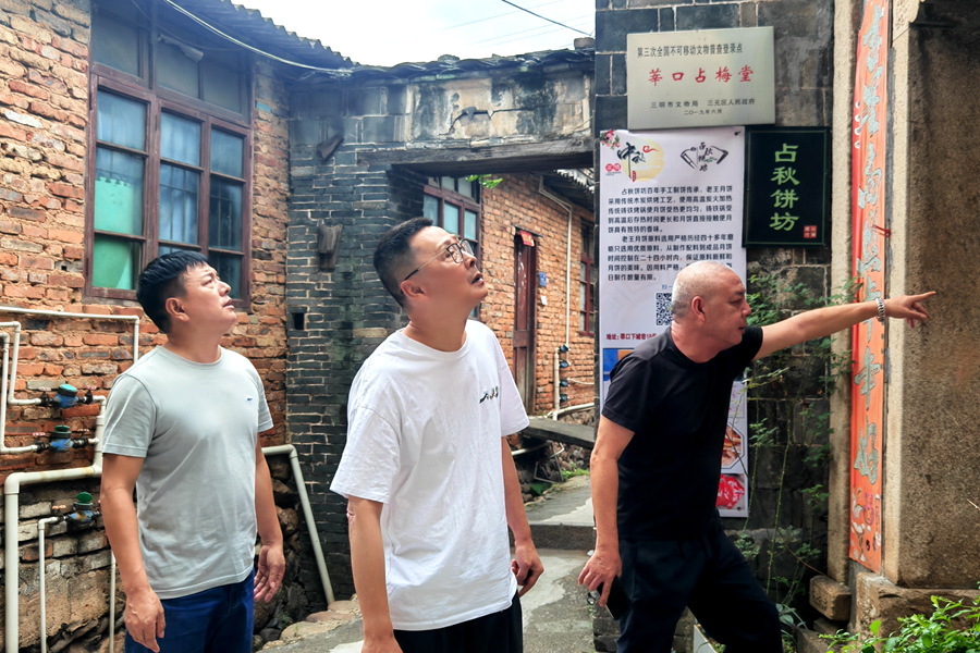 臺(tái)灣鄉(xiāng)建鄉(xiāng)創(chuàng)團(tuán)隊(duì)深入鄉(xiāng)村調(diào)研。福建省住房和城鄉(xiāng)建設(shè)廳供圖