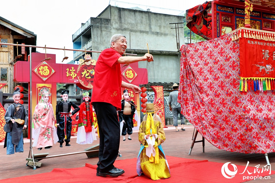 許正桃正在表演布袋木偶戲《隋唐演義》選段。人民網(wǎng) 李唯一攝