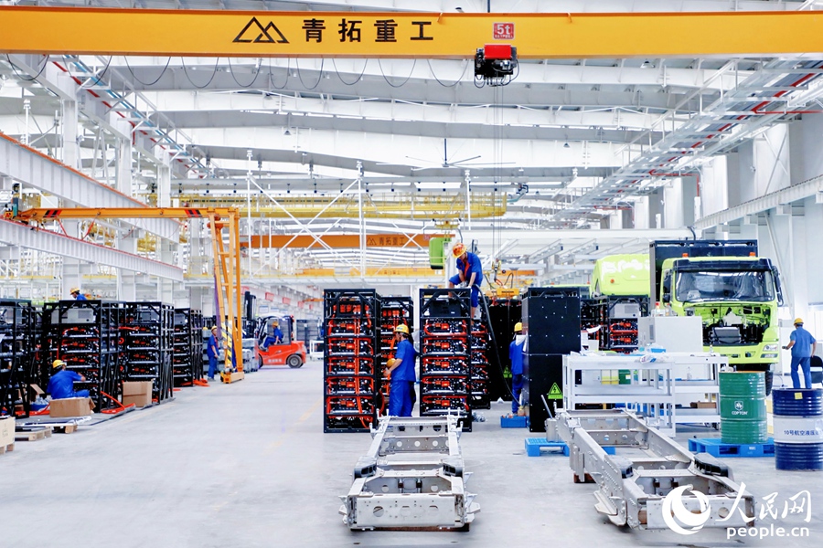 青拓重工采用滾動發(fā)展模式，建成一部分就緊接著先投產(chǎn)一部分，生產(chǎn)車間已運(yùn)轉(zhuǎn)得井然有序。人民網(wǎng) 李唯一攝