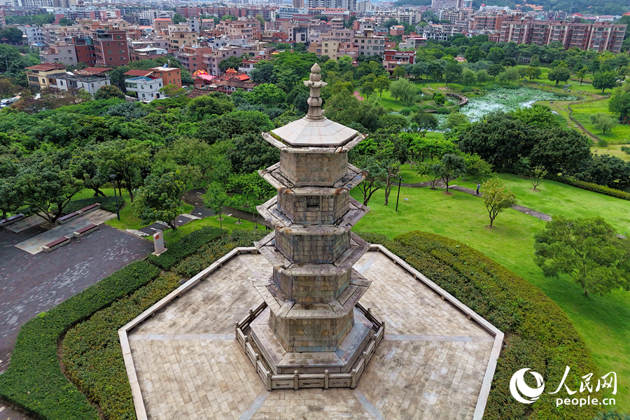 廈門同安文筆塔始建于明代，巍然屹立于鳳山之巔。人民網(wǎng)記者 陳博攝