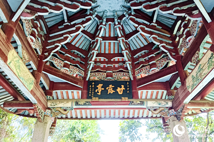 坐落于文筆塔公園內(nèi)的甘露寺。人民網(wǎng)記者 陳博攝
